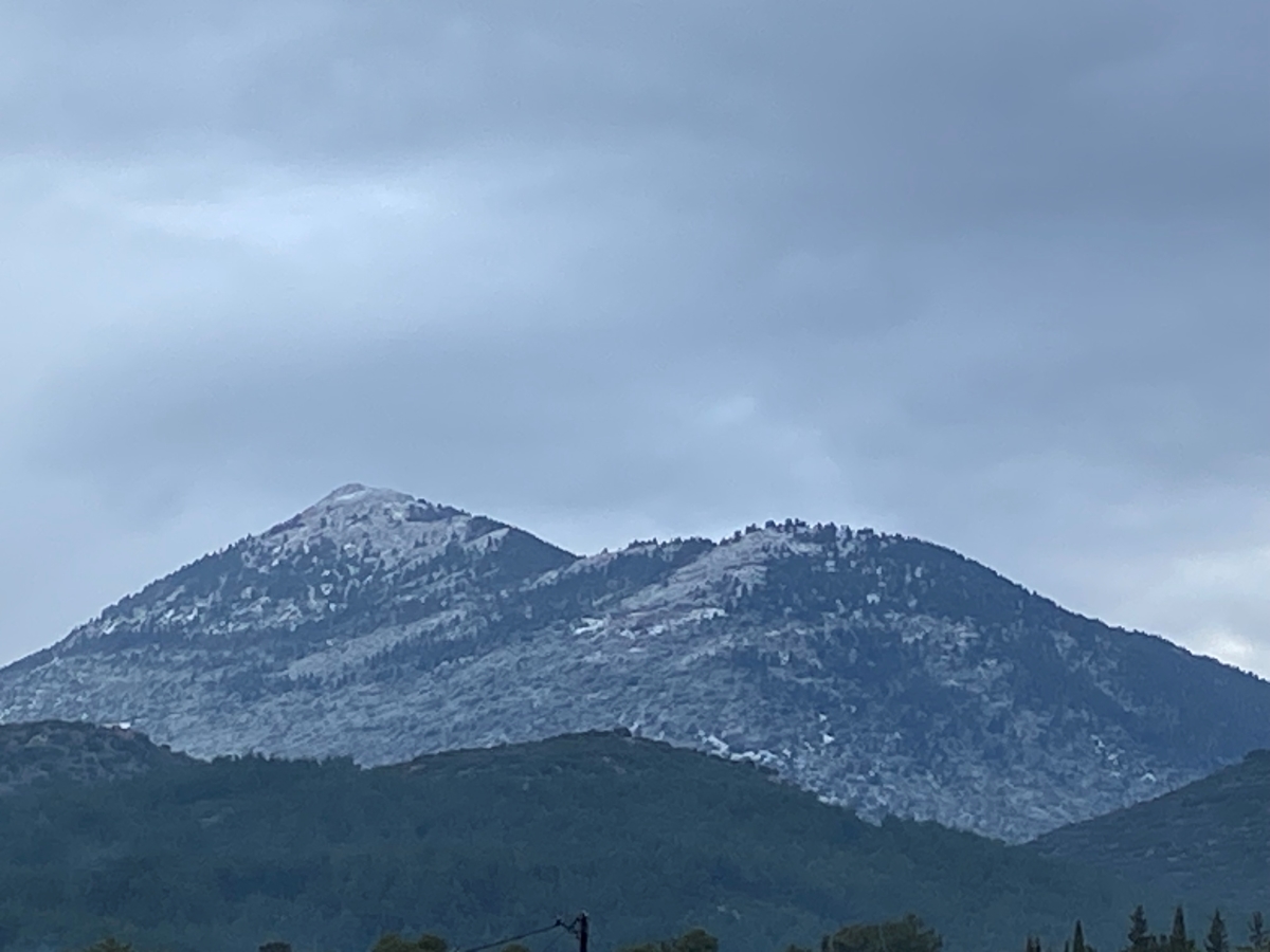 Άσπρισαν οι κορυφές των ορεινών όγκων της Πελοποννήσου