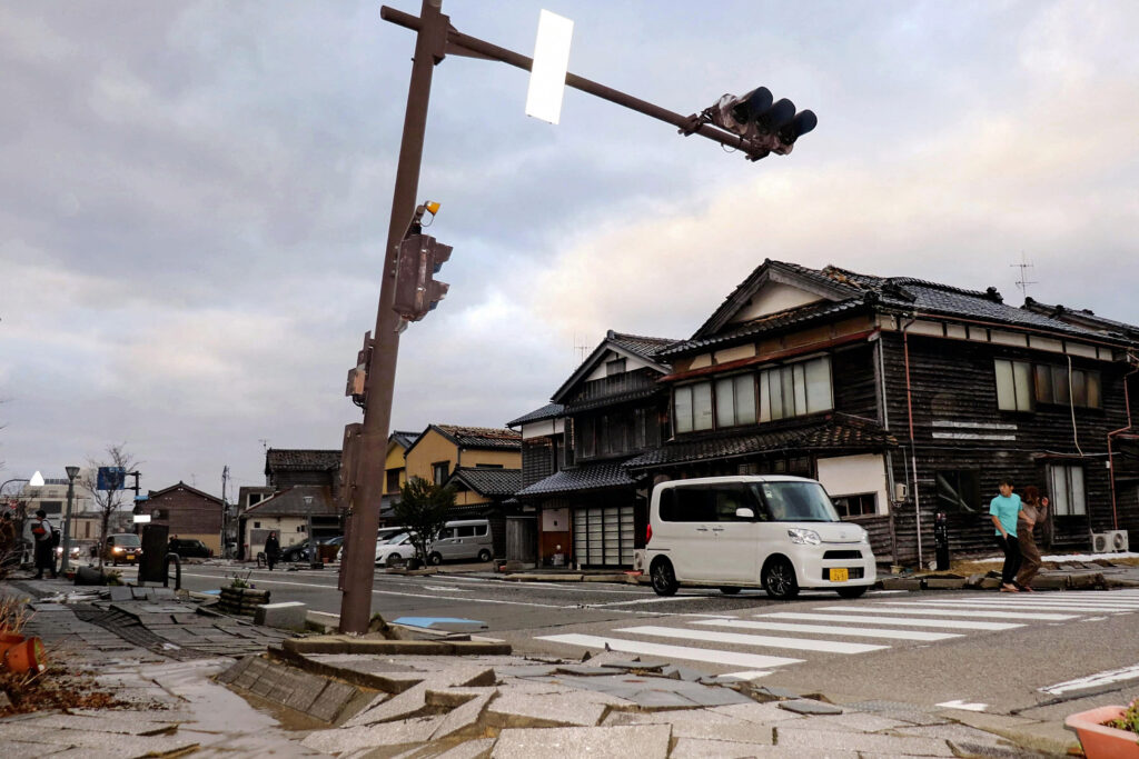 Μετρά τις πληγές της η Ιαπωνία: Καταστροφές σε σπίτια και δρόμους – Υποβάθμιση της προειδοποίησης για τσουνάμι