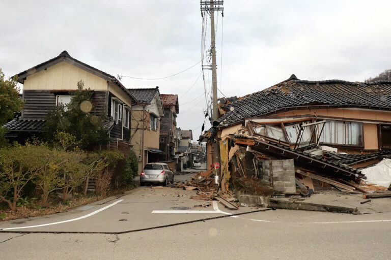Μετρά τις πληγές της η Ιαπωνία: Καταστροφές σε σπίτια και δρόμους, δεκάδες χιλιάδες χωρίς ρεύμα