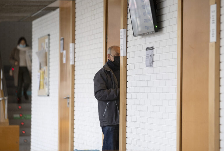 Υποχρεωτική χρήση μάσκας σε νοσοκομεία και άλλες δομές Υγείας στην Ισπανία