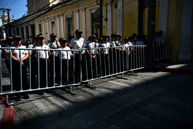 Μπλόκο της αστυνομίας στη Γουατεμάλα σε καραβάνι μεταναστών από την Ονδούρα