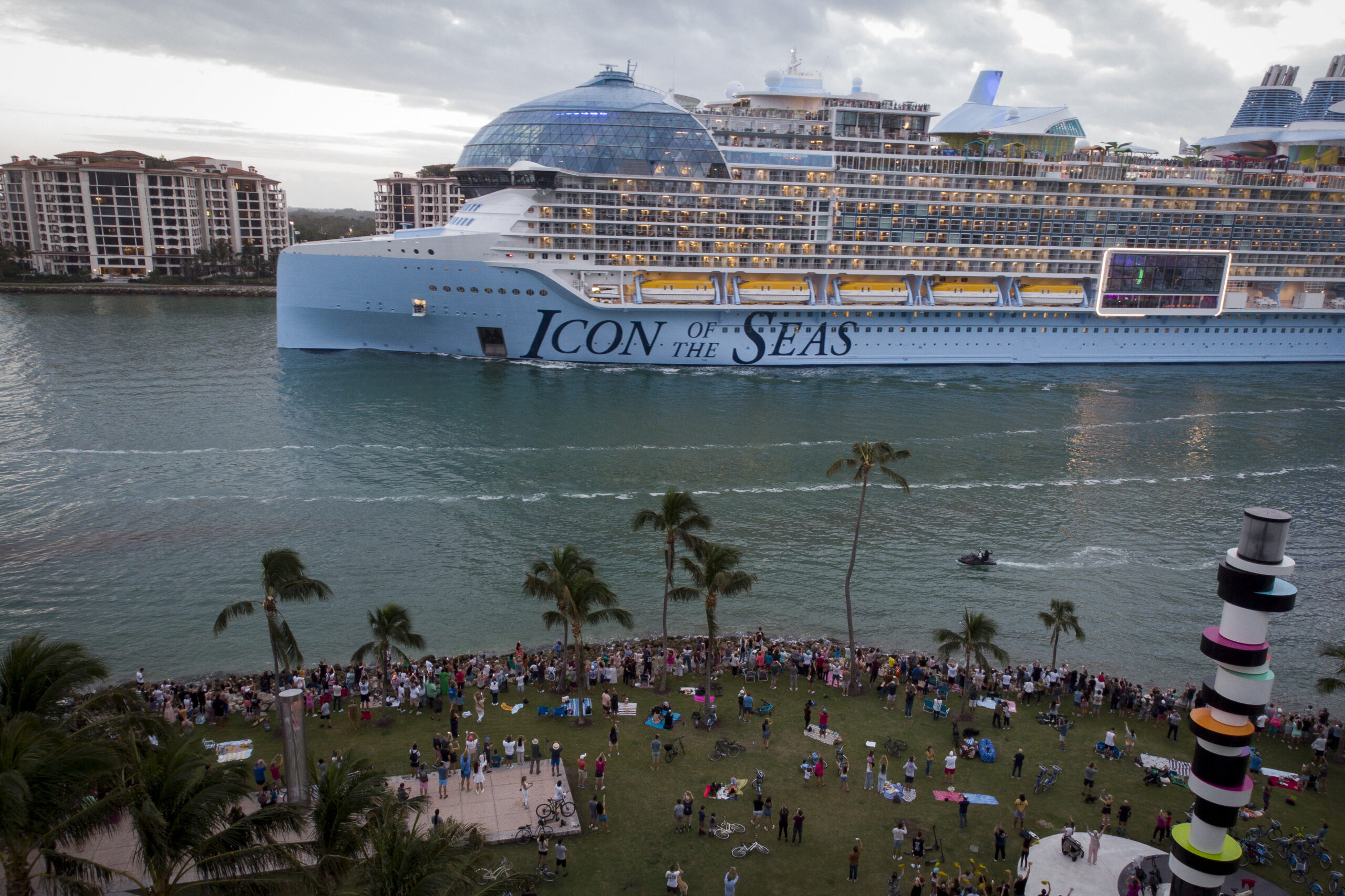 Βίντεο – Φωτογραφίες: Το μεγαλύτερο κρουαζιερόπλοιο στον κόσμο «Icon of the Seas» ξεκίνησε το παρθενικό του ταξίδι