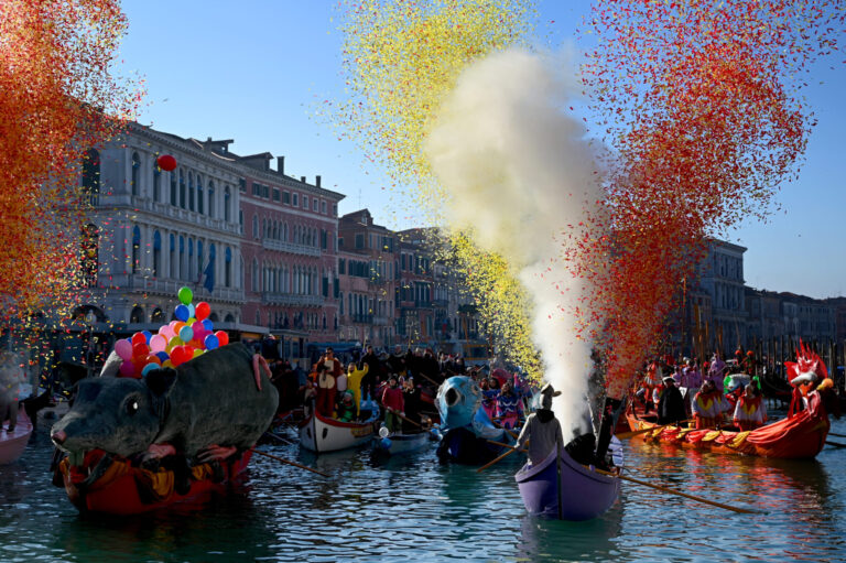 Μια νεράιδα, ο Έλβις και ένας γιγάντιος αρουραίος – Το καρναβάλι της Βενετίας ξεκινά (video)