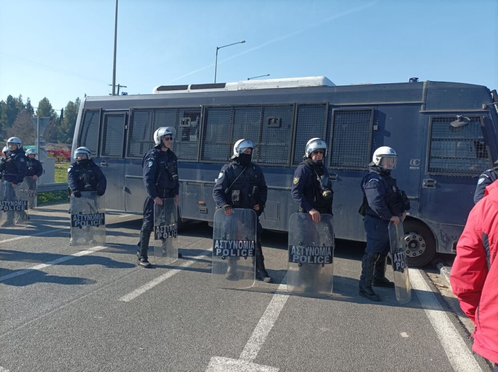 Στιγμές έντασης στον κόμβο Πλατυκάμπου μεταξύ αγροτών και Αστυνομίας