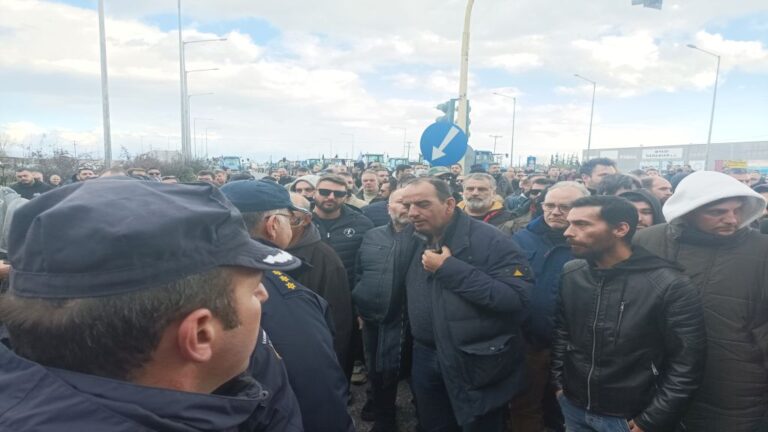 Συμβολικός αποκλεισμός της Ε.Ο Αθηνών – Θεσσαλονίκης στον Πλατύκαμπο από τους αγρότες