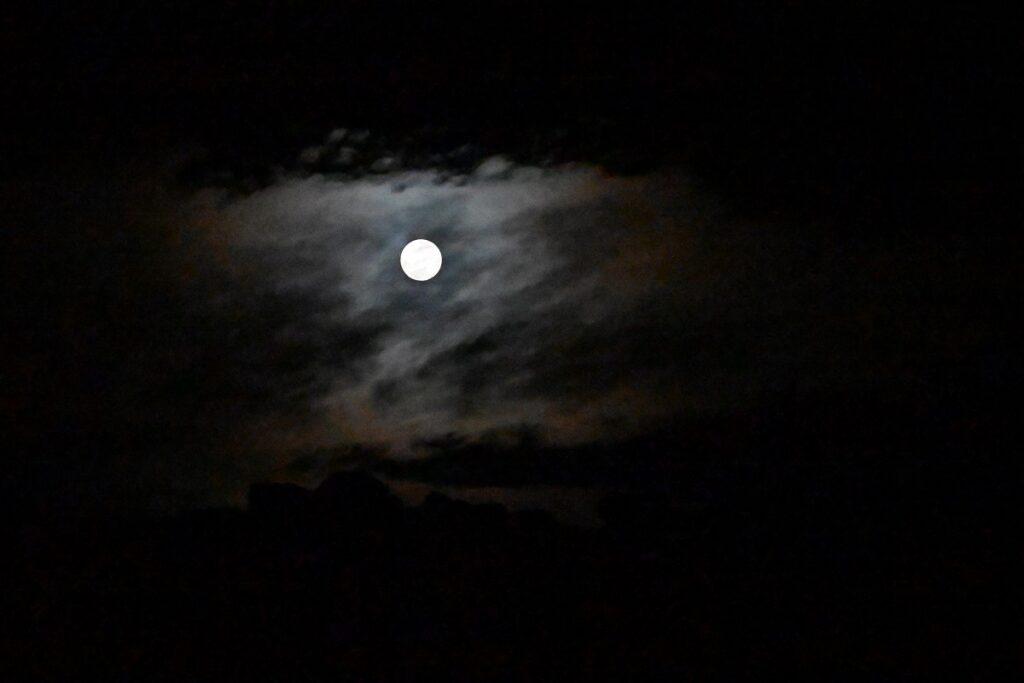 Εντυπωσιακές εικόνες και βίντεο από την Πανσέληνο του Ιανουαρίου – Το «φεγγάρι του Λύκου» φώτισε τον νυχτερινό ουρανό