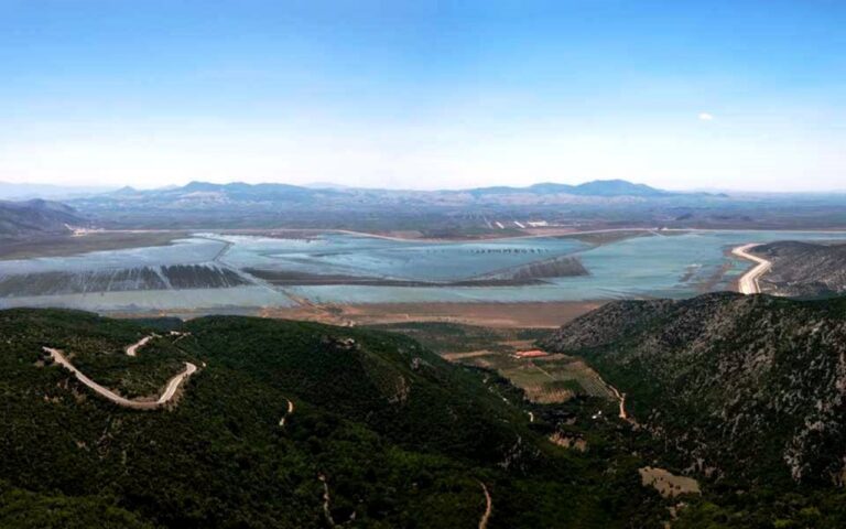 Οδοιπορικό στην πλημμυρισμένη λίμνη Κάρλα