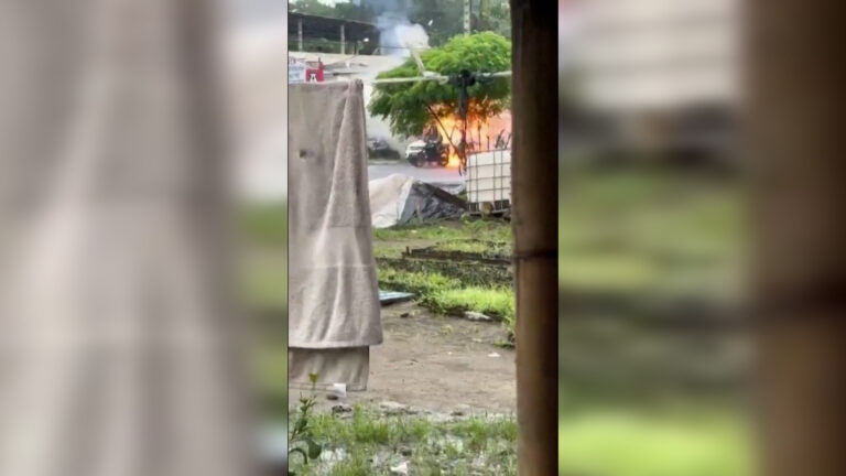 Ισημερινός: Έκρηξη περιπολικού στην περιοχή που τρεις αστυνομικοί φέρονται να έχουν απαχθεί (video)