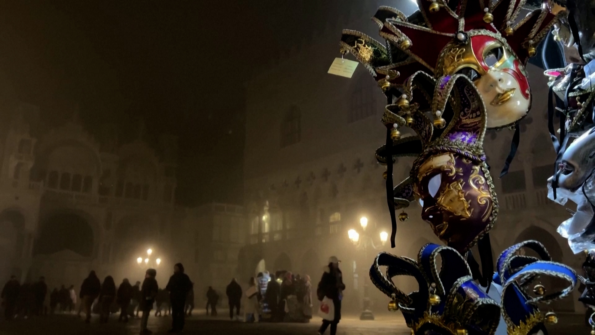 Βίντεο: Μασκοφόροι καρναβαλιστές καταφθάνουν στην ομιχλώδη Βενετία για το ετήσιο καρναβάλι