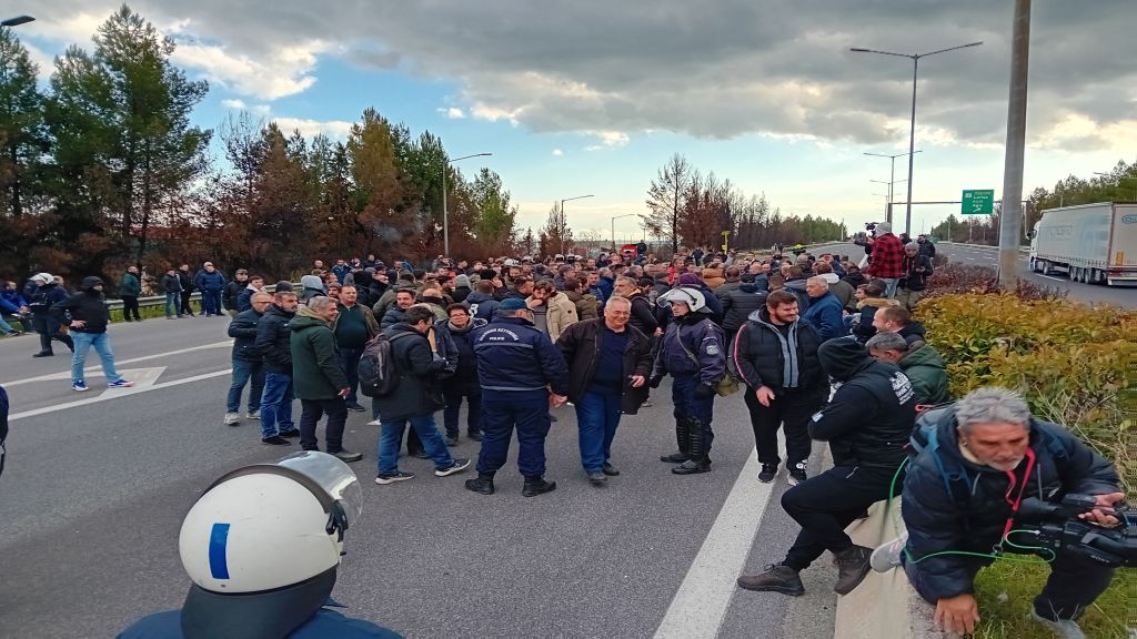 Συμβολικός αποκλεισμός της Ε.Ο Αθηνών – Θεσσαλονίκης στον Πλατύκαμπο από τους αγρότες