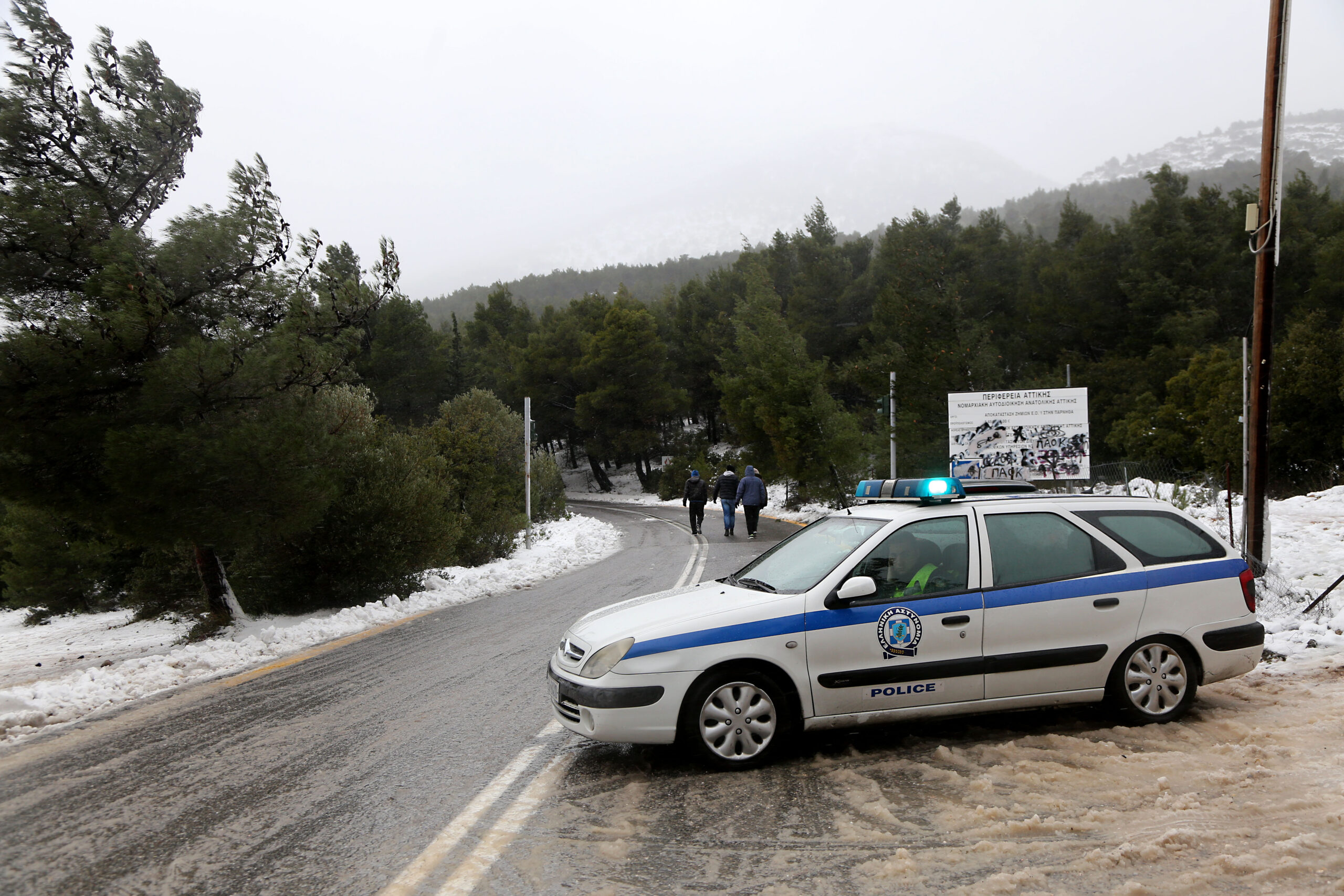 Διακοπή κυκλοφορίας στην Πάρνηθα, από το ύψος του τελεφερίκ, λόγω χιονόπτωσης