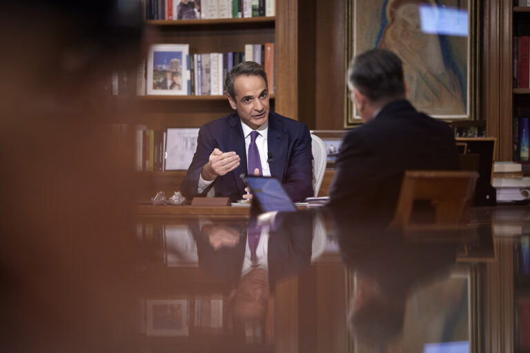 Κυρ. Μητσοτάκης στην ΕΡΤ για ομόφυλα ζευγάρια: «Ένας άνδρας μόνος του δεν θα μπορεί να έχει παιδί με υποβοηθούμενη μητέρα»