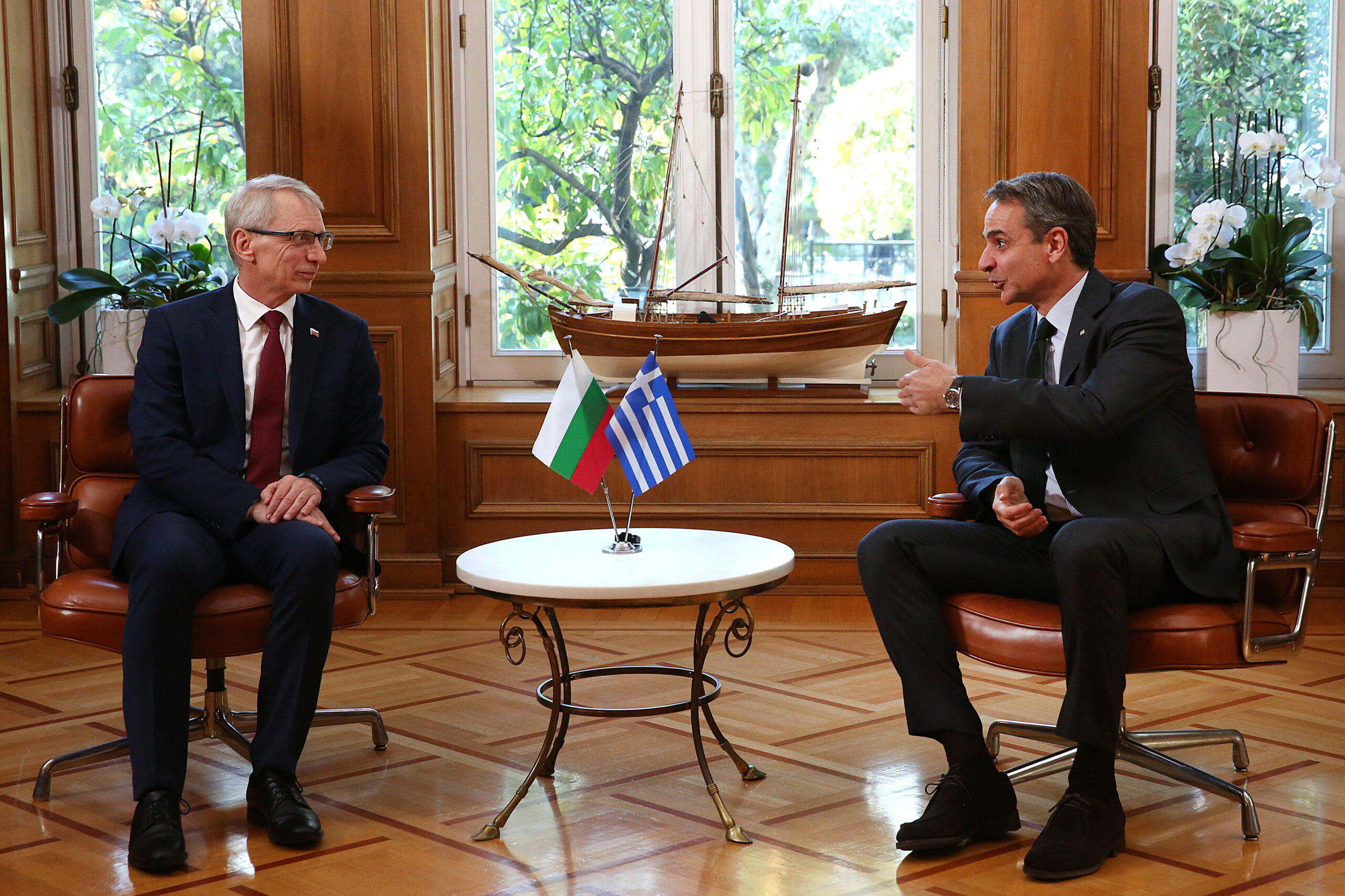 Συνάντηση Κ. Μητσοτάκη με τον πρωθυπουργό της Βουλγαρίας Nikolai Denkovο για θέματα διμερούς συνεργασίας