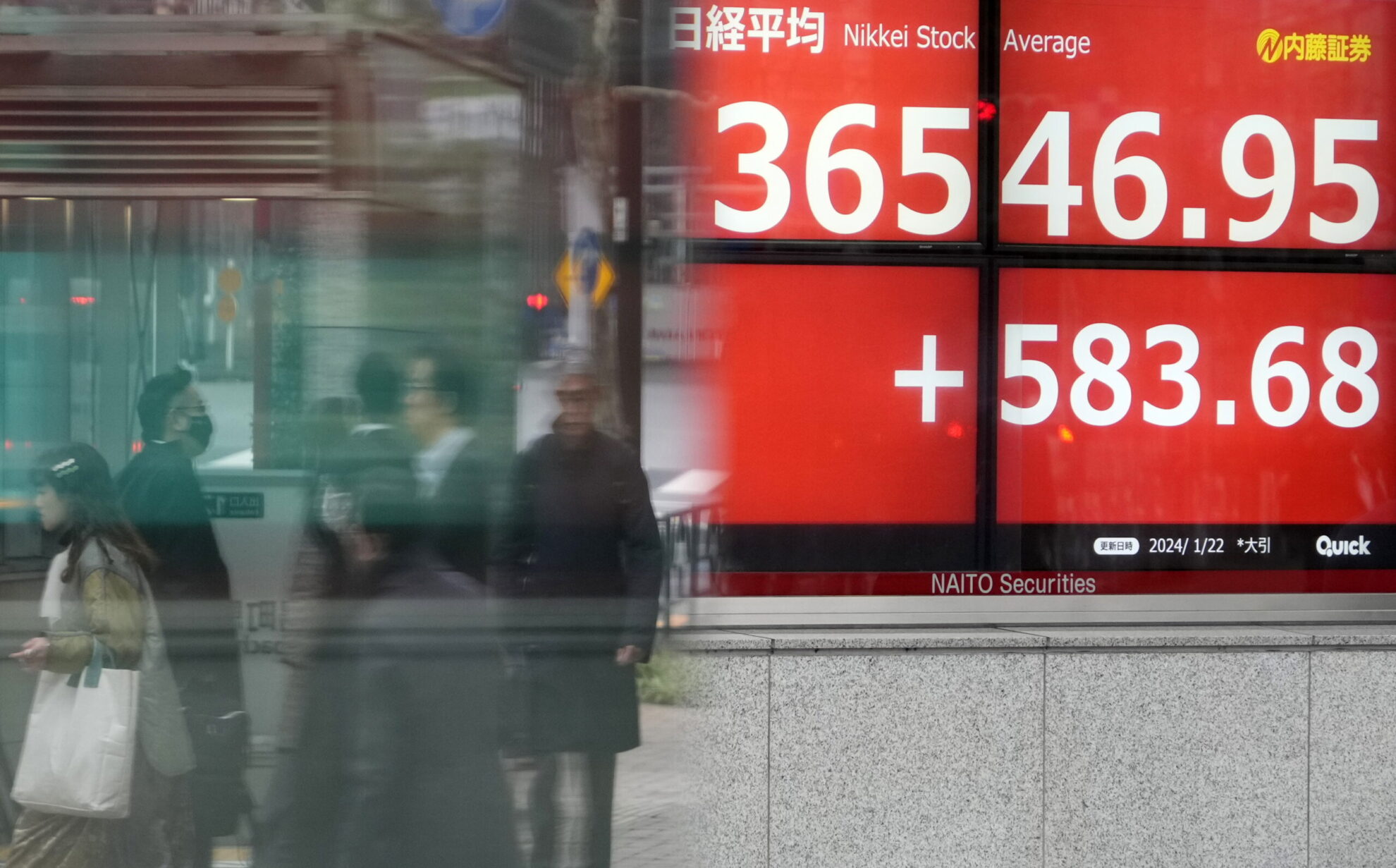 Tokyo stocks close at a new 34-year high