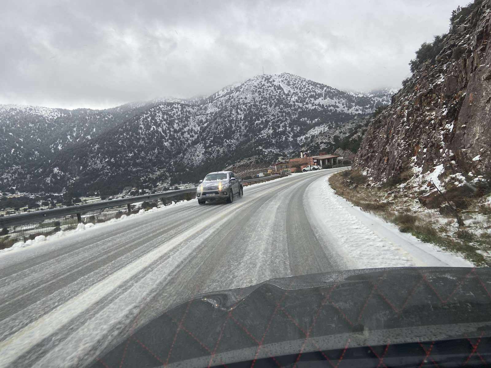 Στα λευκά ντύθηκαν τα ημιορεινά του Ν. Χανίων