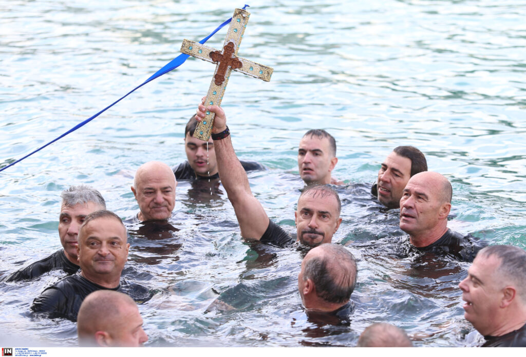 Με λαμπρότητα ο εορτασμός των Θεοφανείων σε όλη τη χώρα – Ένας 8χρονος έπιασε το σταυρό στο Ηράκλειο (εντυπωσιακές εικόνες)