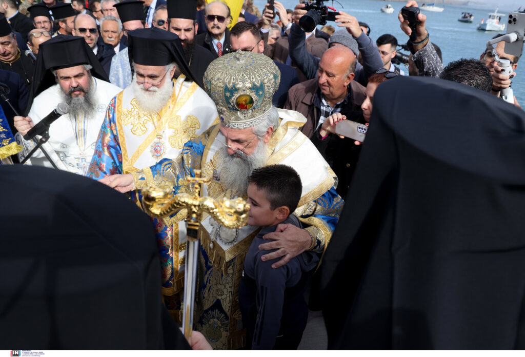 Με λαμπρότητα ο εορτασμός των Θεοφανείων σε όλη τη χώρα – Ένας 8χρονος έπιασε το σταυρό στο Ηράκλειο (εντυπωσιακές εικόνες)
