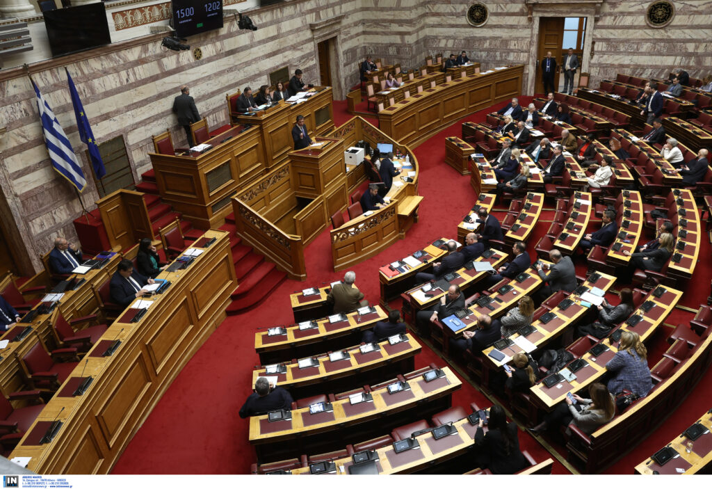 Επιστολική ψήφος και στις εθνικές εκλογές: Αντιδράσεις στη Bουλή για την τροπολογία Κεραμέως
