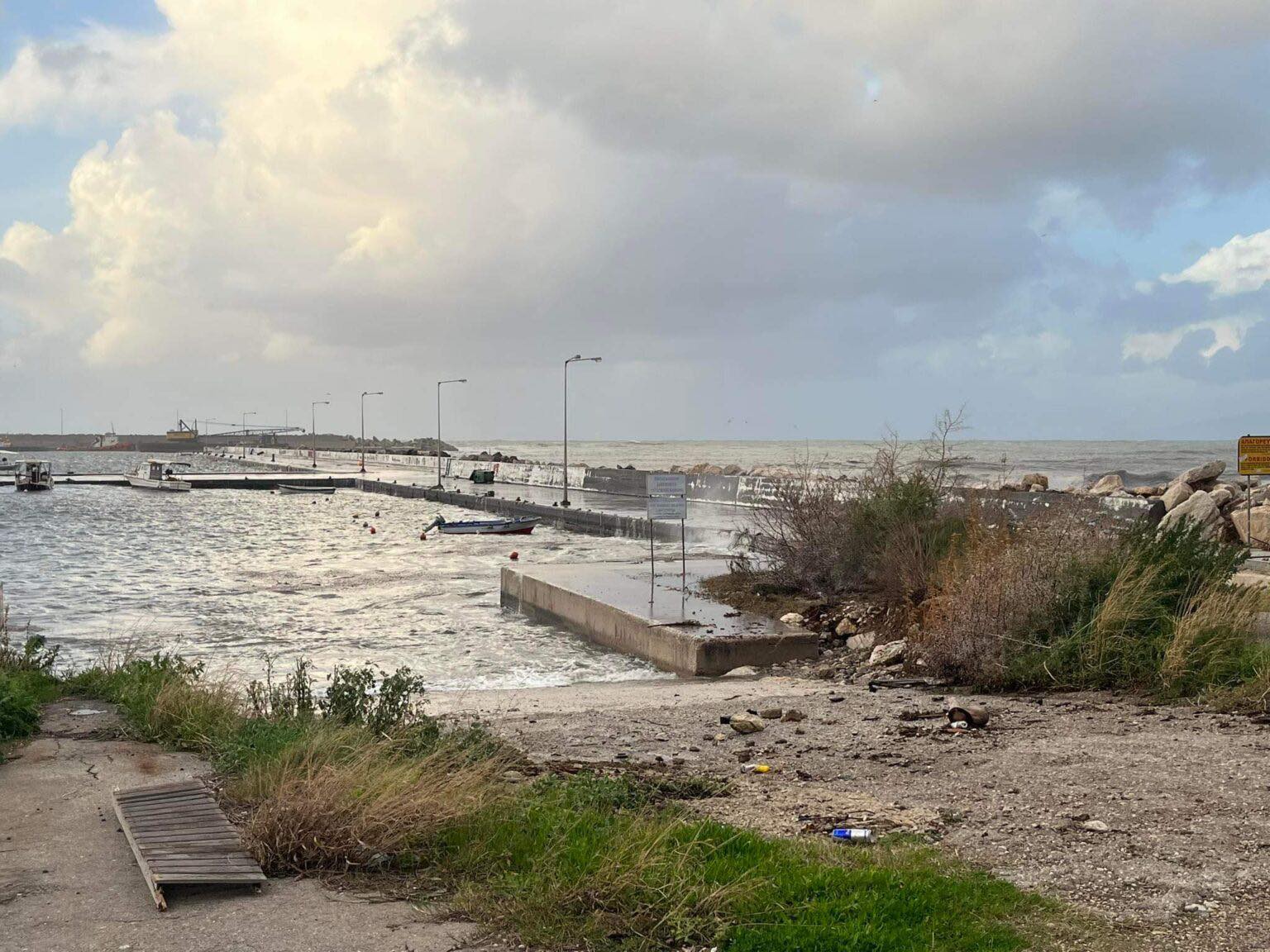 Κυπαρισσία: Ανείπωτη τραγωδία – Κύματα παρέσυραν και έπνιξαν 66χρονη Γερμανίδα στο λιμάνι
