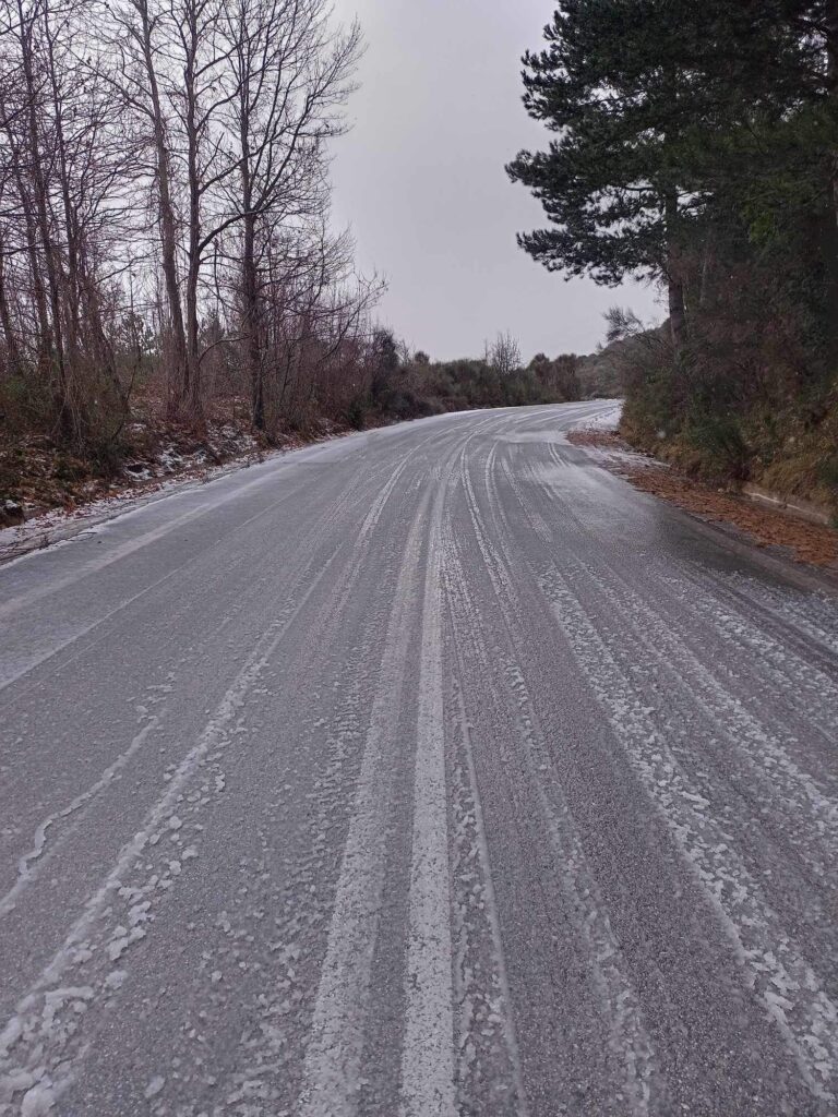 Πελοπόννησος: Αντιολισθητικές αλυσίδες σε τμήμα του δρόμου Καλαμάτας – Σπάρτης- Χιονίζει στην Αλαγονία