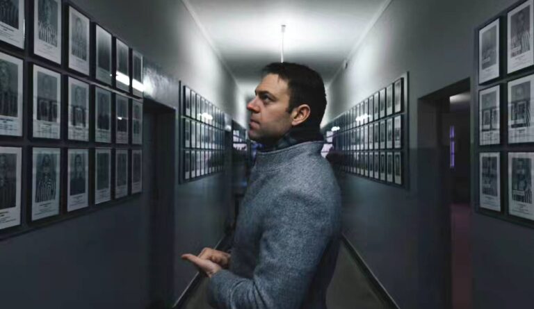 Κασσελάκης από το Άουσβιτς: Ο αγώνας απέναντι στο μίσος και τη μισαλλοδοξία είναι διαρκής