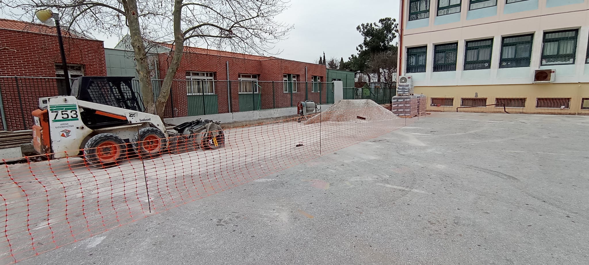 Θεσσαλονίκη: Κλειστό παρέμεινε σήμερα το 4ο Δημοτικό σχολείο Πεύκων λόγω καθίζησης στο προαύλιο