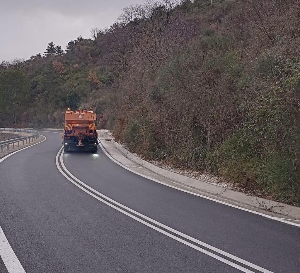 Πελοπόννησος: Αντιολισθητικές αλυσίδες σε τμήμα του δρόμου Καλαμάτας – Σπάρτης- Χιονίζει στην Αλαγονία