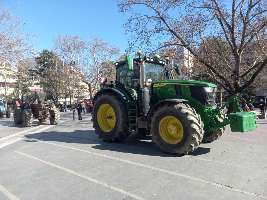 Λάρισα: 24ωρη κινητοποίηση των αγροτών στην κεντρική πλατεία