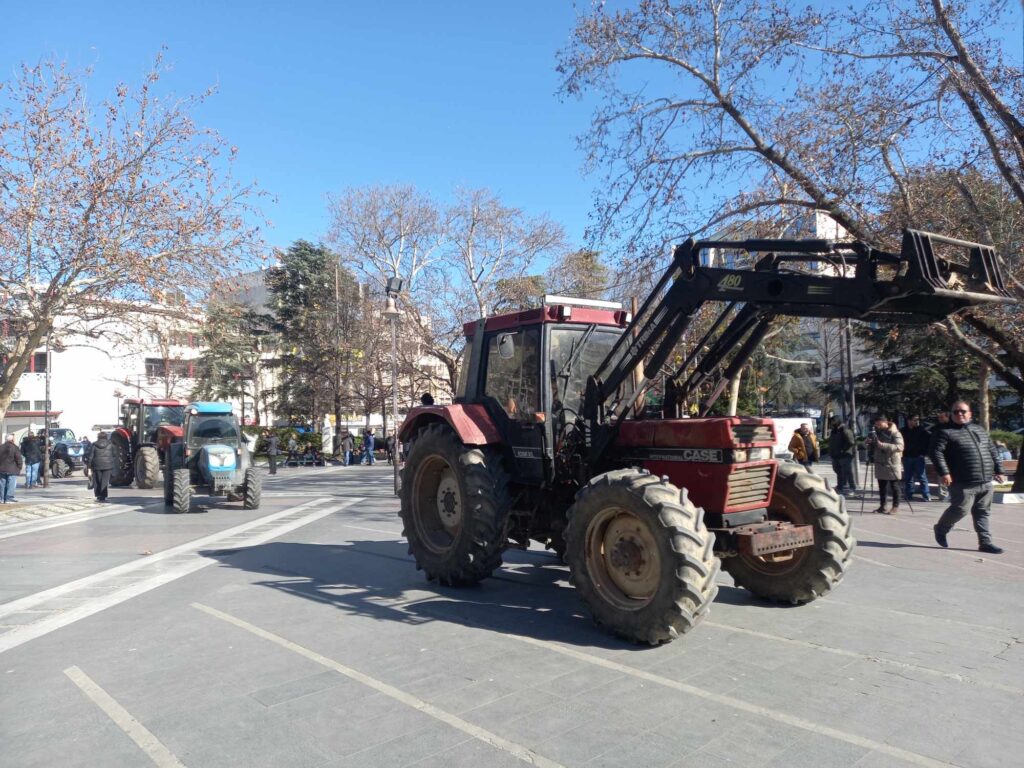 Λάρισα: 24ωρη κινητοποίηση των αγροτών στην κεντρική πλατεία