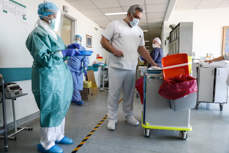 «Άλμα» γρίπης και RSV μαζί με τον κορονοϊό – Πού επικεντρώθηκε η σύσκεψη στο υπουργείο Υγείας με τον ΕΟΔΥ