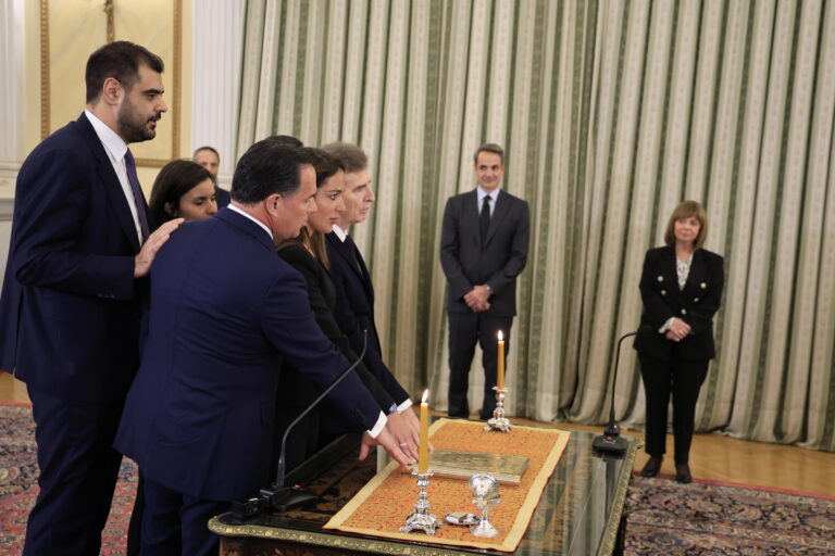 Ορκίστηκαν οι νέοι υπουργοί και υφυπουργοί – Το «πηγαδάκι» δημοσιογράφων γύρω από τον Κυριάκο Μητσοτάκη