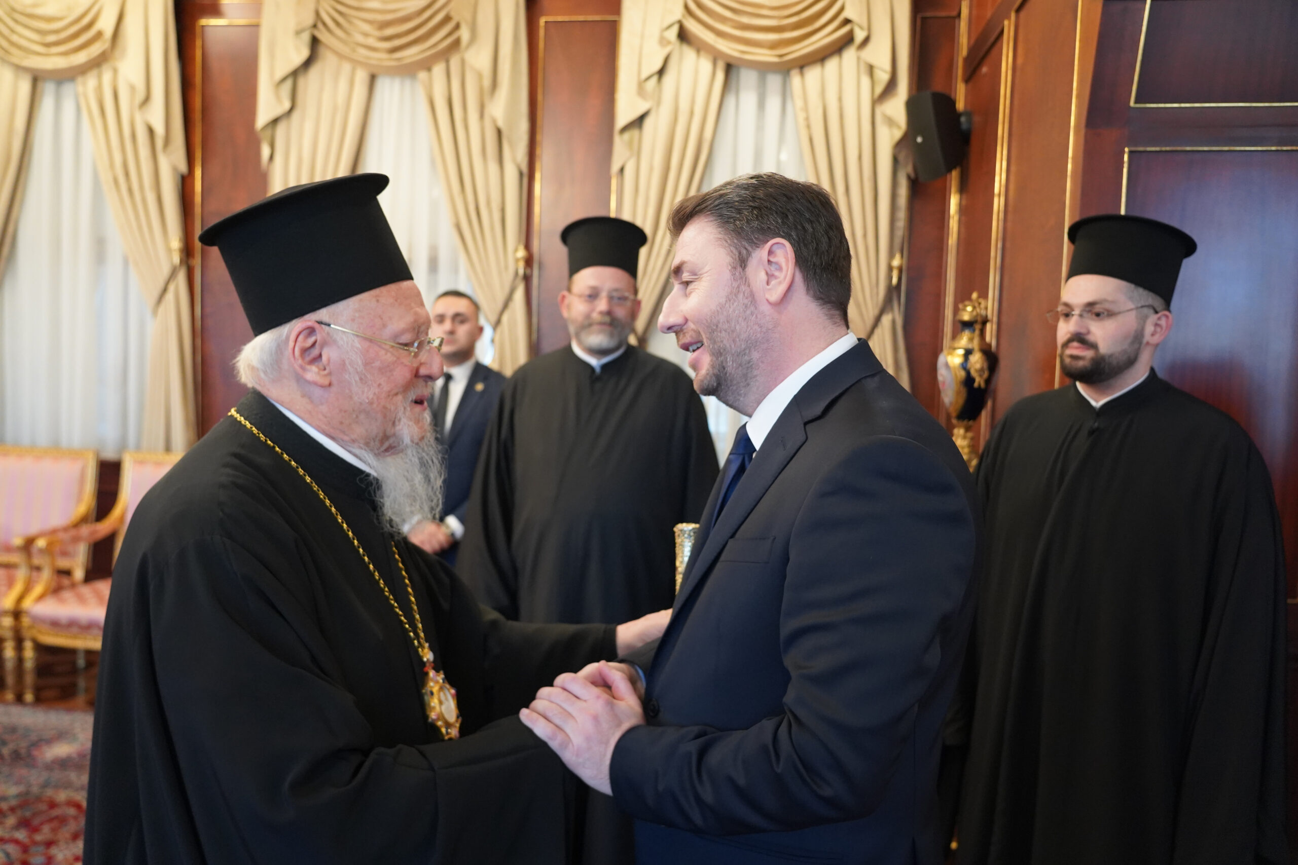 ΣΥΝΑΝΤΗΣΗ ΤΟΥ ΠΡΟΕΔΡΟΥ ΠΑΣΟΚ-ΚΙΝΗΜΑΤΟΣ ΑΛΛΑΓΗΣ ΝΙΚΟΥ ΑΝΔΡΟΥΛΑΚΗ ΜΕ ΤΟΝ ΟΙΚΟΥΜΕΝΙΚΟ ΠΑΤΡΙΑΡΧΗ ΒΑΡΘΟΛΟΜΑΙΟ ΣΤΟ ΦΑΝΑΡΙ (ΓΡ. ΤΥΠΟΥ ΠΑΣΟΚ ΚΙΝΗΜΑ ΑΛΛΑΓΗΣ/EUROKINISSI)