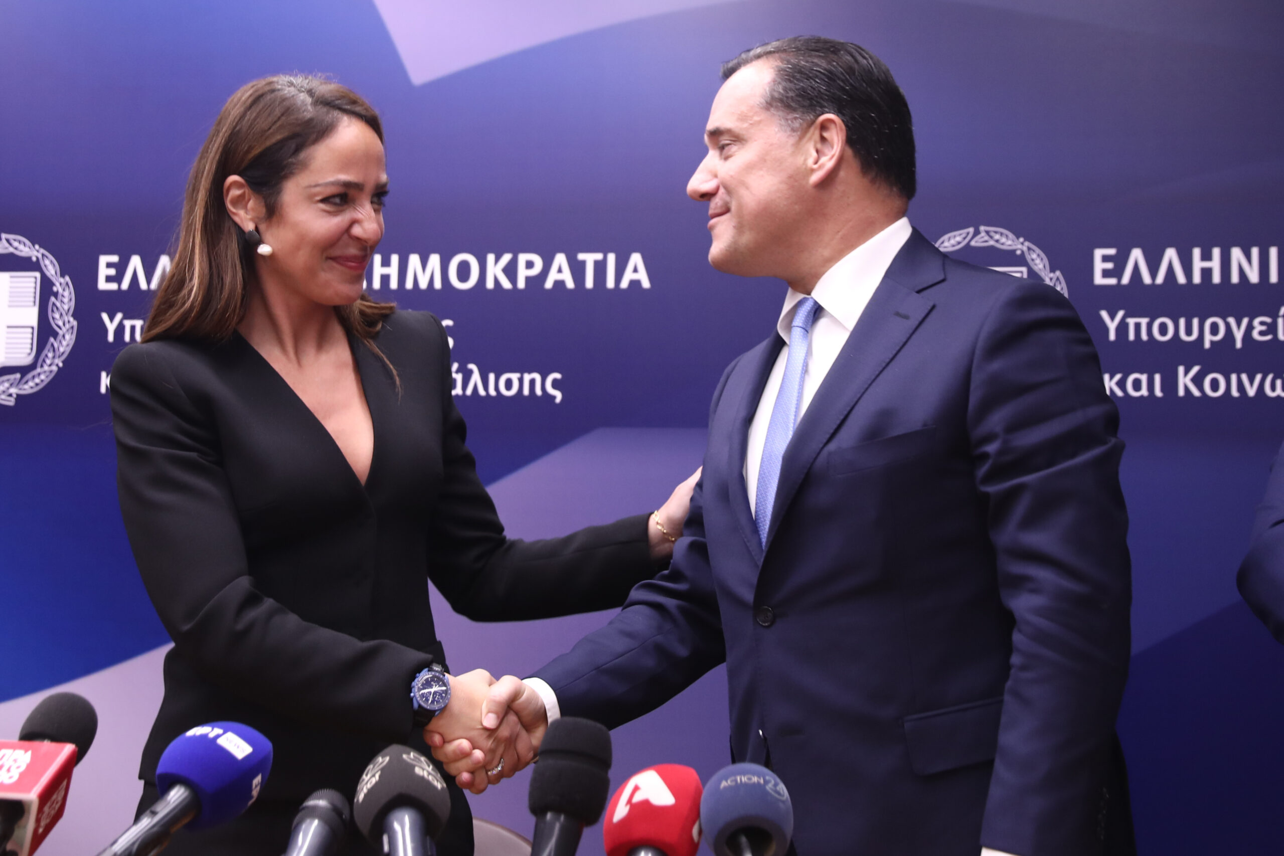 Παράδοση – παραλαβή υπ. Εργασίας – Δόμνα Μιχαηλίδου: «Ξαναγυρνώ εδώ, παραλαμβάνοντας από έναν πολύ γρήγορο και ικανό υπουργό»