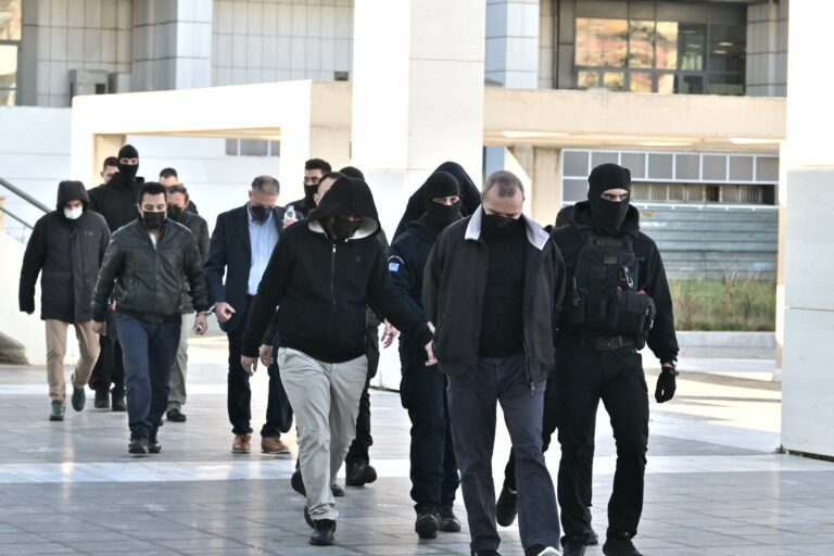 Δίκη για τη 12χρονη στον Κολωνό: Η μητέρα επιχείρησε να λιντσάρει τον 54χρονο κατηγορούμενο