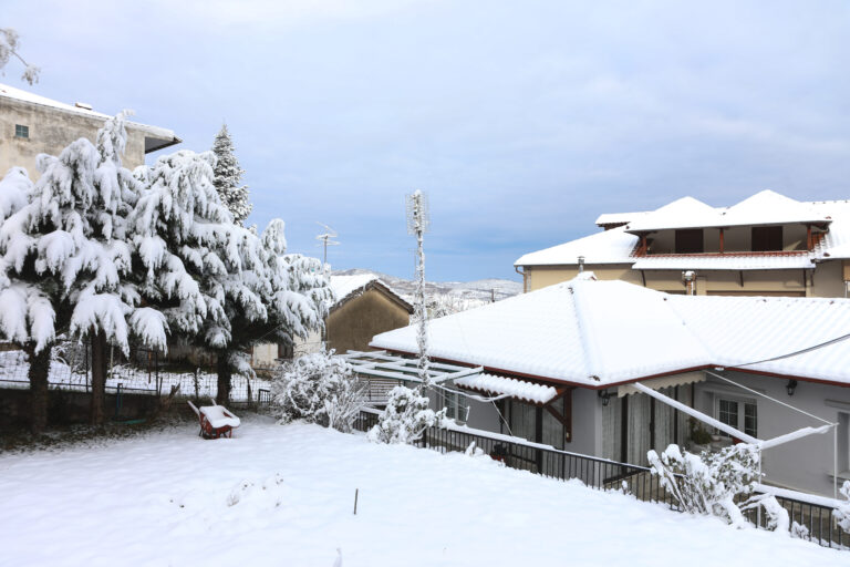 Χιονίζει στα ορεινά της Εύβοιας: Δεν θα λειτουργήσουν τα σχολεία στον Δήμο Μαντουδίου – Αγίας Άννας και Λίμνης