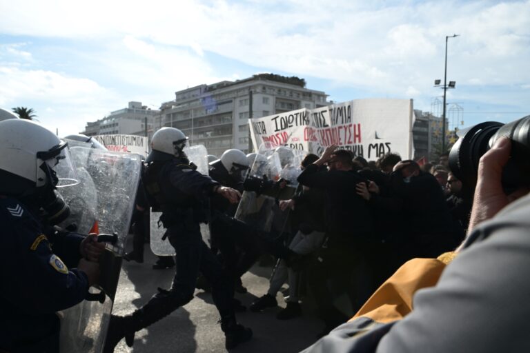 Ένταση μικρής διάρκειας μπροστά από τη Βουλή μεταξύ φοιτητών και ΜΑΤ