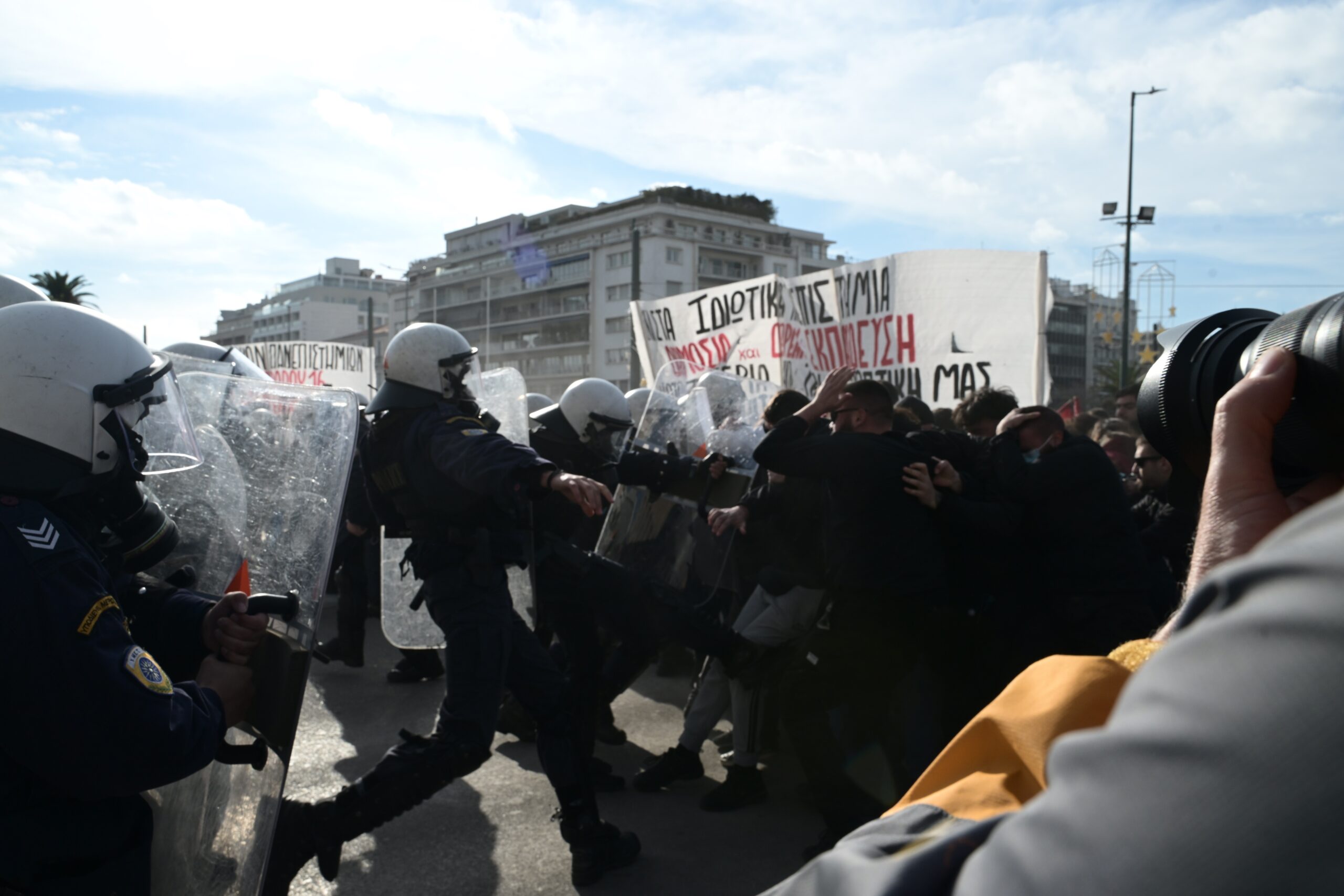 Ένταση μικρής διάρκειας μπροστά από τη Βουλή μεταξύ φοιτητών και ΜΑΤ