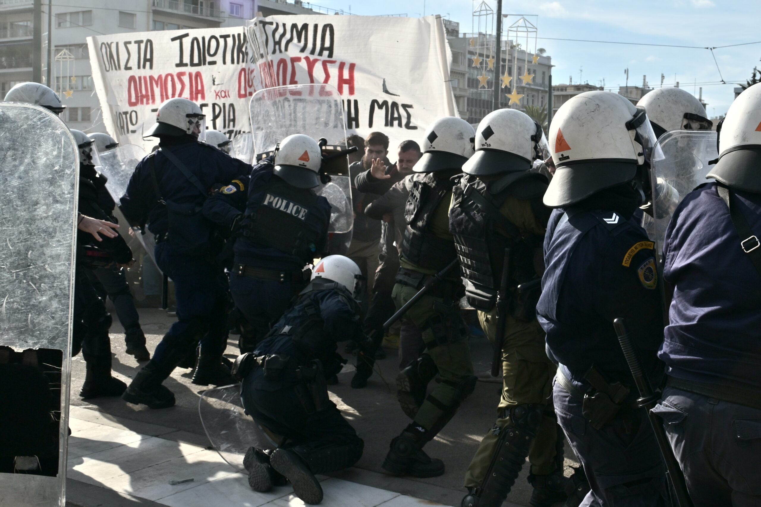 Συλλαλητήρια κατά της ίδρυσης ιδιωτικών πανεπιστημίων: Μολότοφ σε διμοιρία των ΜΑΤ στο Αριστοτέλειο – Συμμετοχή 3.000 στην Αθήνα