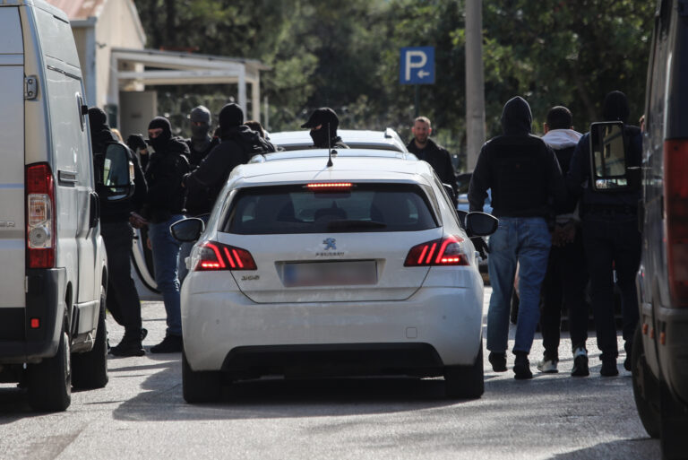 Greek Mafia: Ποινική δίωξη για 9 κακουργήματα και 7 πλημμελήματα στους τρεις συλληφθέντες – Οι κατηγορίες