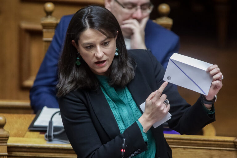 Επιστολική ψήφος: Τροπολογία Κεραμέως για τις εθνικές εκλογές – Έντονες αντιδράσεις από την αντιπολίτευση