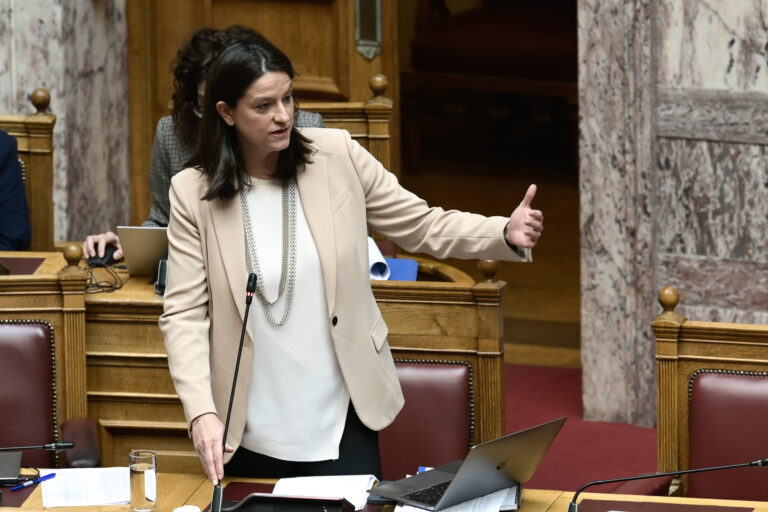 Βουλή: «Όχι» ΣΥΡΙΖΑ στην επιστολή ψήφο – Ο κ. Κασσελάκης πρέπει να δώσει εξηγήσεις στους απόδημους, λέει η Ν. Κεραμέως