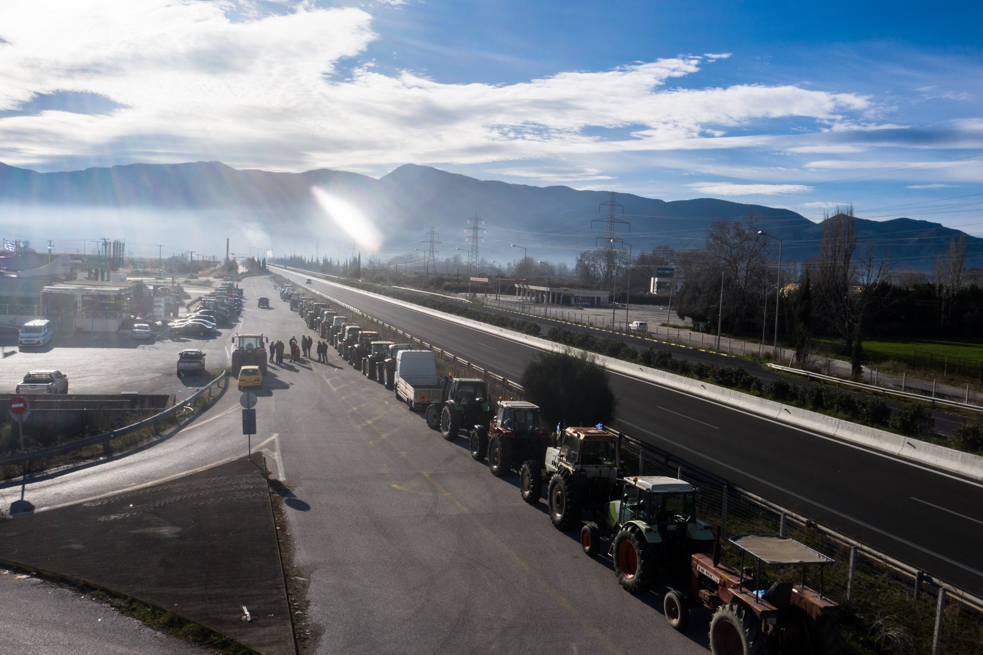 Έκλεισε η Εθνική Οδός Αθηνών – Λαμίας από αγρότες στην Αταλάντη – Από παρακαμπτήριους η κυκλοφορία