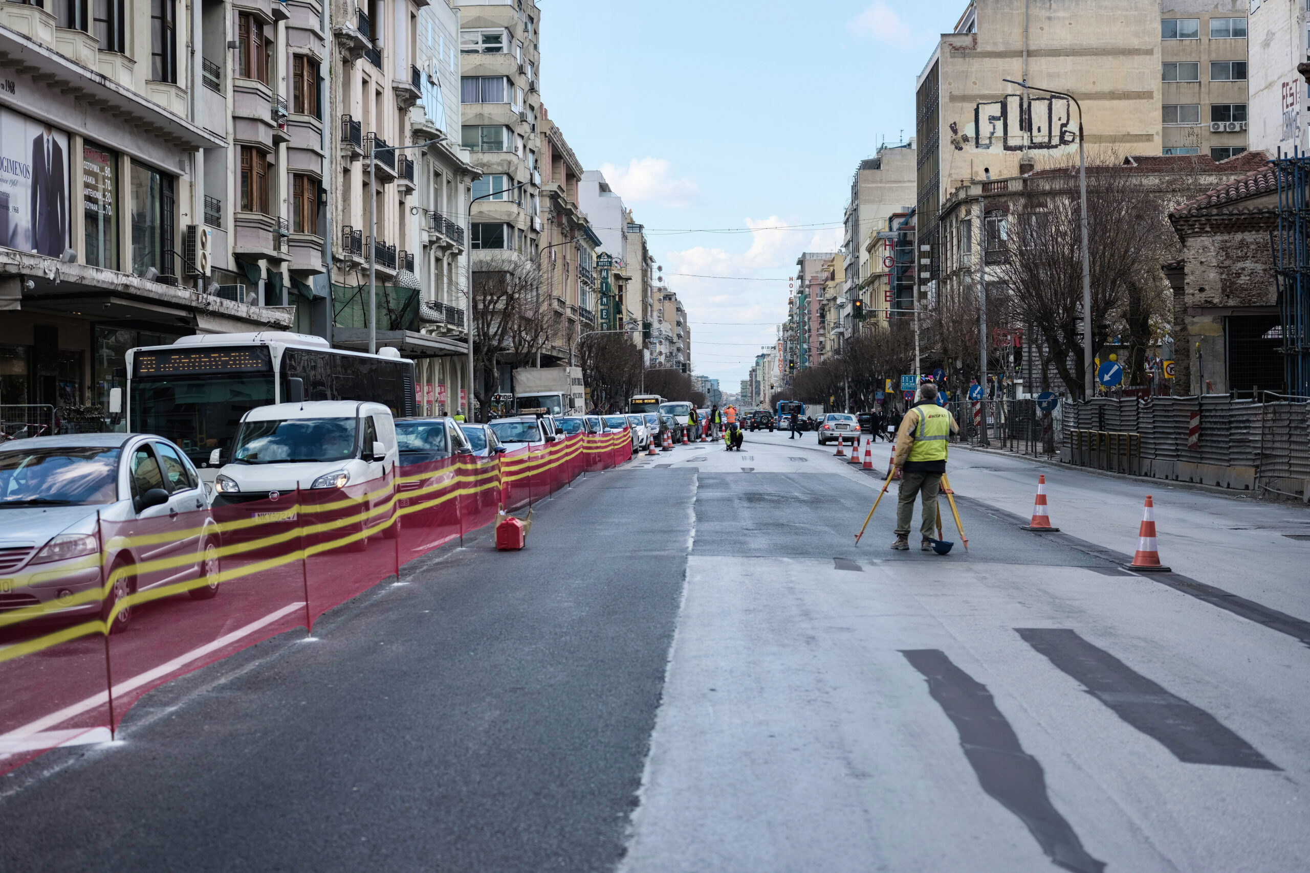 Θεσσαλονίκη: Οι λαμαρίνες έφυγαν, τα κλειστά καταστήματα παραμένουν