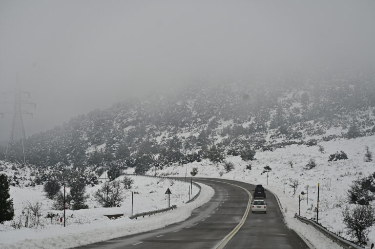 Πελοπόννησος: Χιόνι και χαμηλές θερμοκρασίες έκλεισαν δρόμους και σχολεία