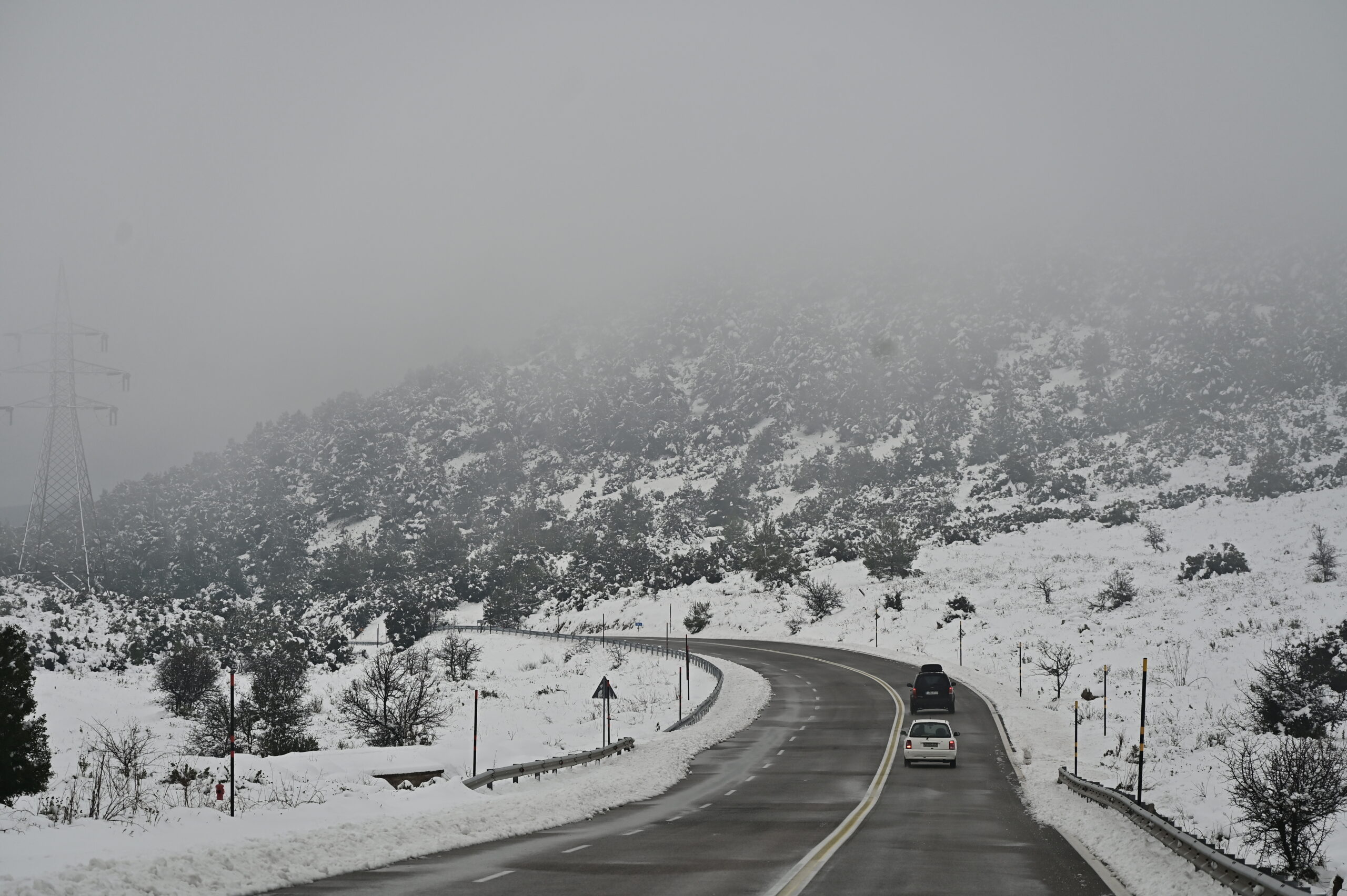 Πελοποννήσος: Χιόνι και χαμηλές θερμοκρασίες έκλεισαν δρόμους και σχολεία