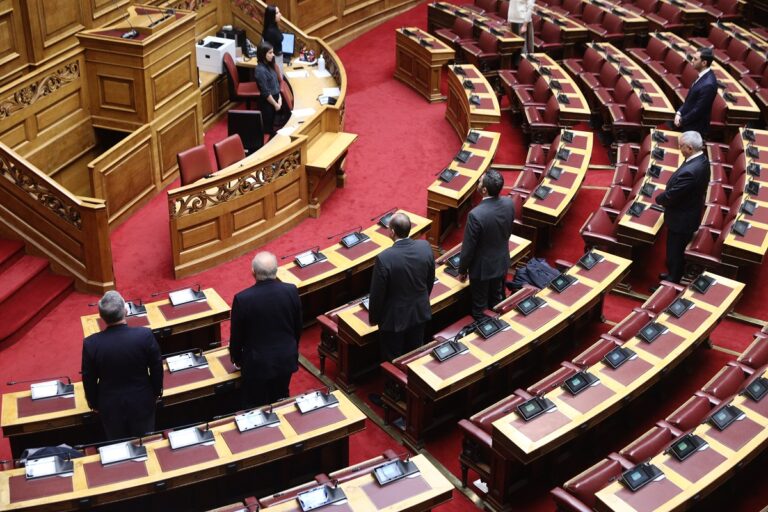 Ενός λεπτού σιγή για τους πεσόντες στα Ίμια στη Βουλή – Το μήνυμα του Ν. Δένδια
