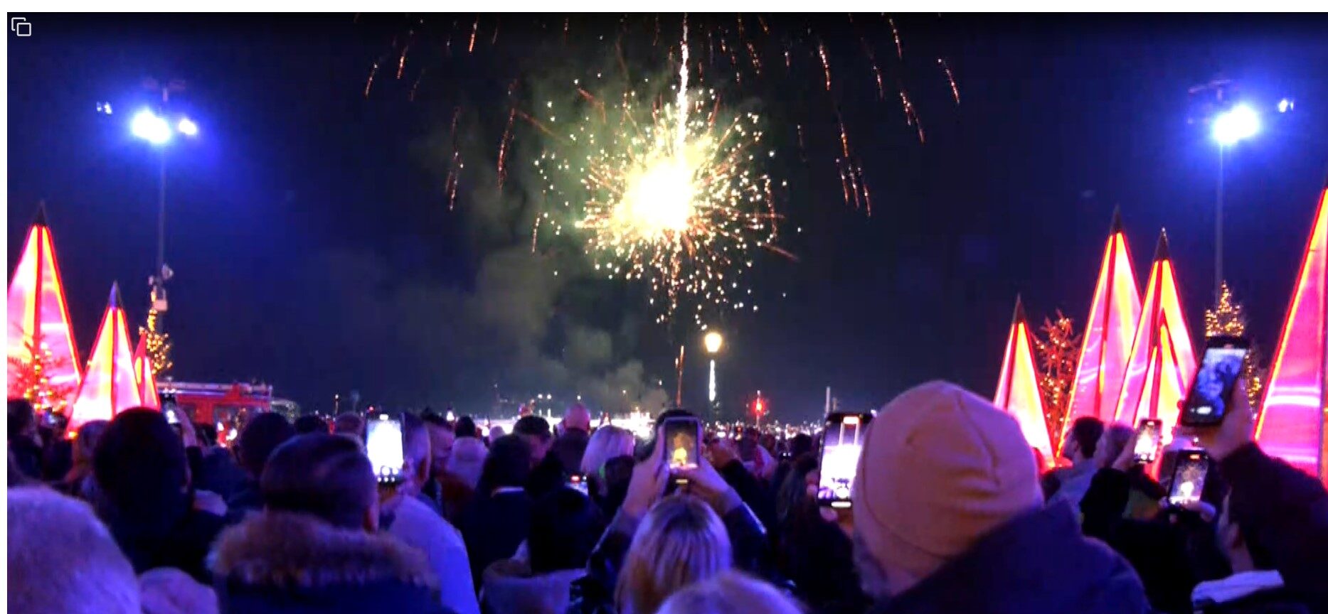 Με πυροτεχνήματα και φαναράκια η υποδοχή του νέου έτους στη Θεσσαλονίκη