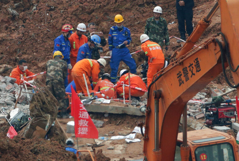 Τραγωδία στην Κίνα: Τουλάχιστον 50 άτομα καταπλακώθηκαν από κατολίσθηση στην επαρχία Γιουνάν