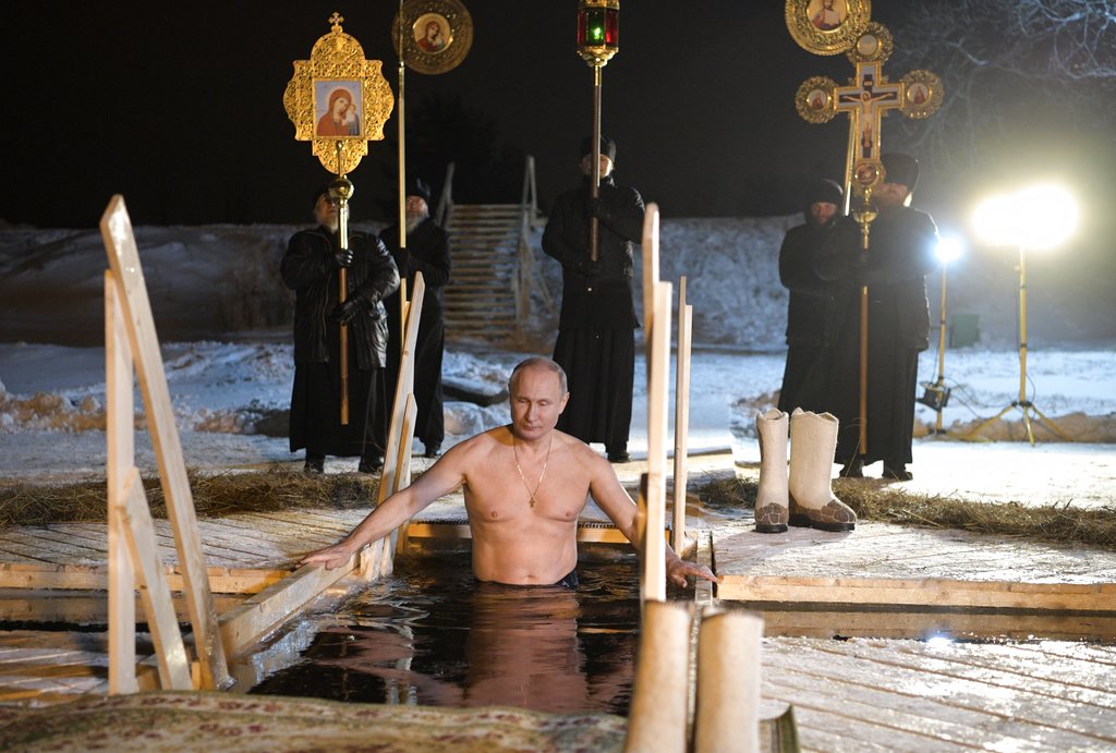 Θεοφάνια στη Ρωσία: Βούτηξε και φέτος στα παγωμένα νερά ο Πούτιν