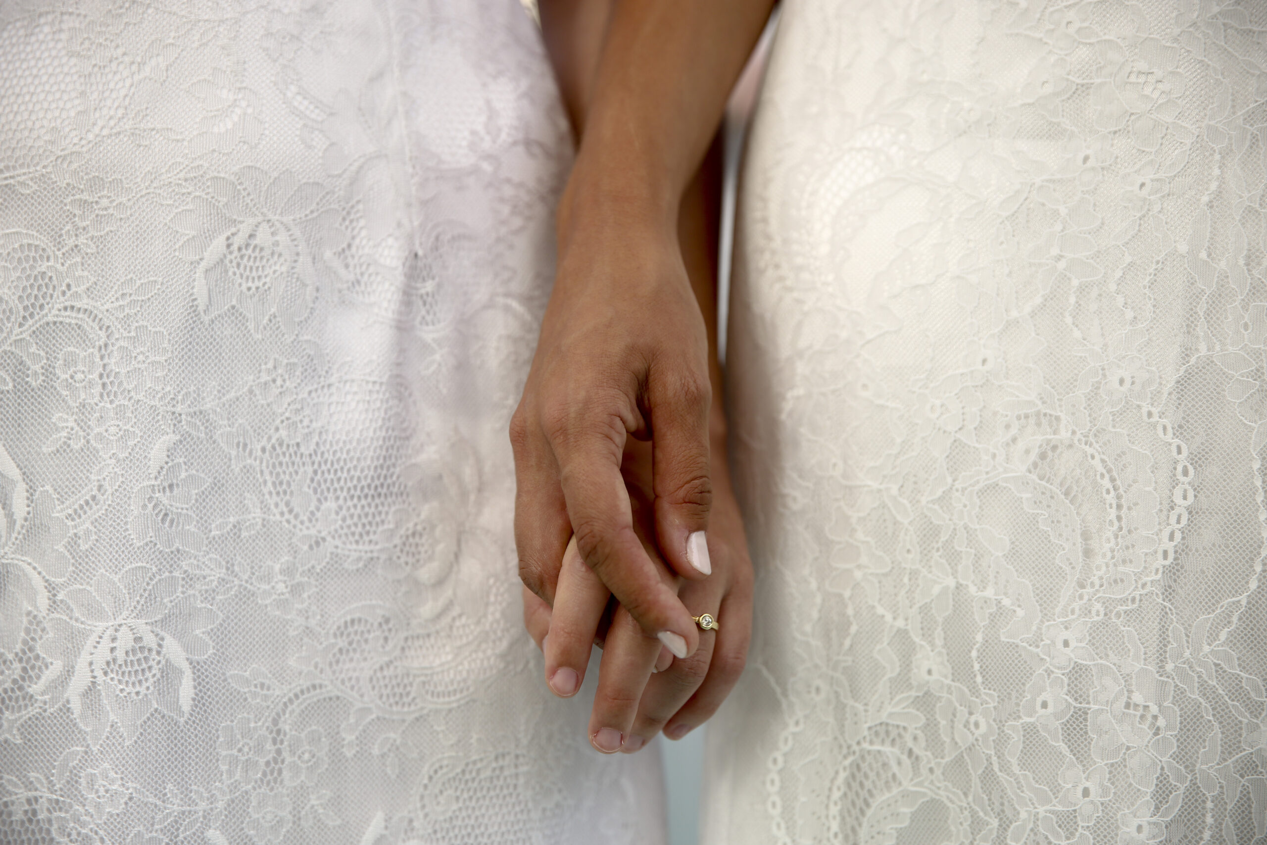 Νομοσχέδιο για ομόφυλα ζευγάρια: Παρουσιάστηκε αναλυτικά στο Υπ. Συμβούλιο – Σε δημόσια διαβούλευση για μία εβδομάδα
